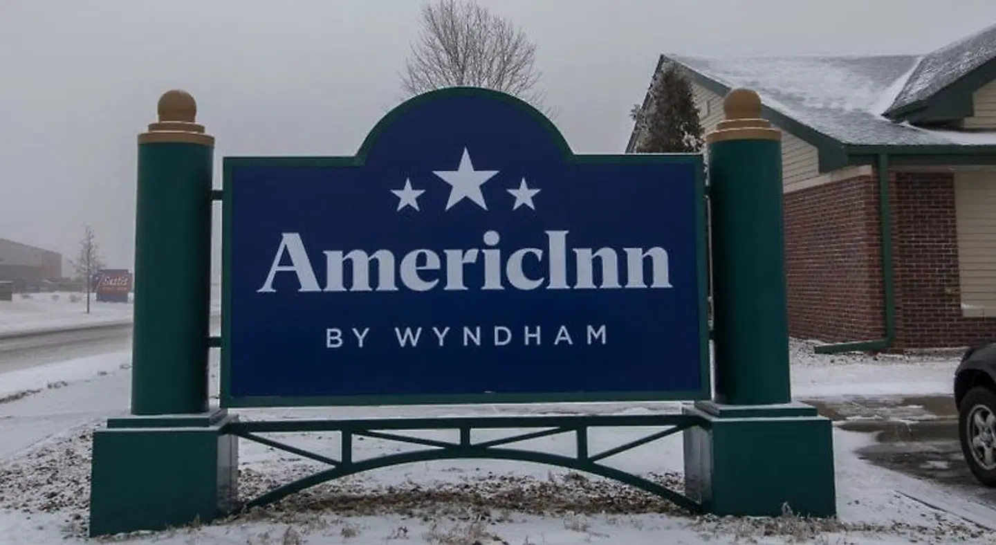 AmericInn by Wyndham Lincoln South EXTERIOR