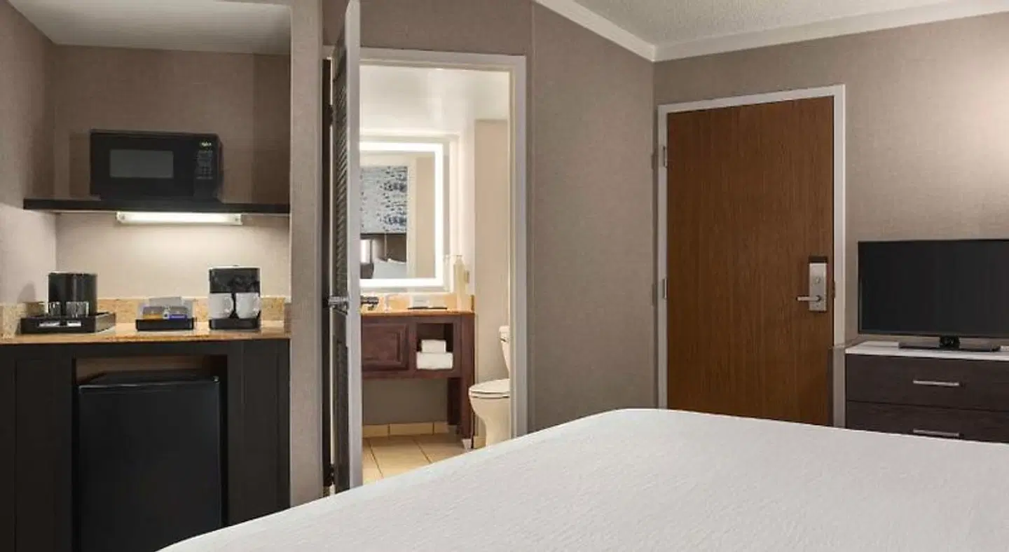 Embassy Suites by Hilton Kansas City Overland Park ROOM_EXAMPLE