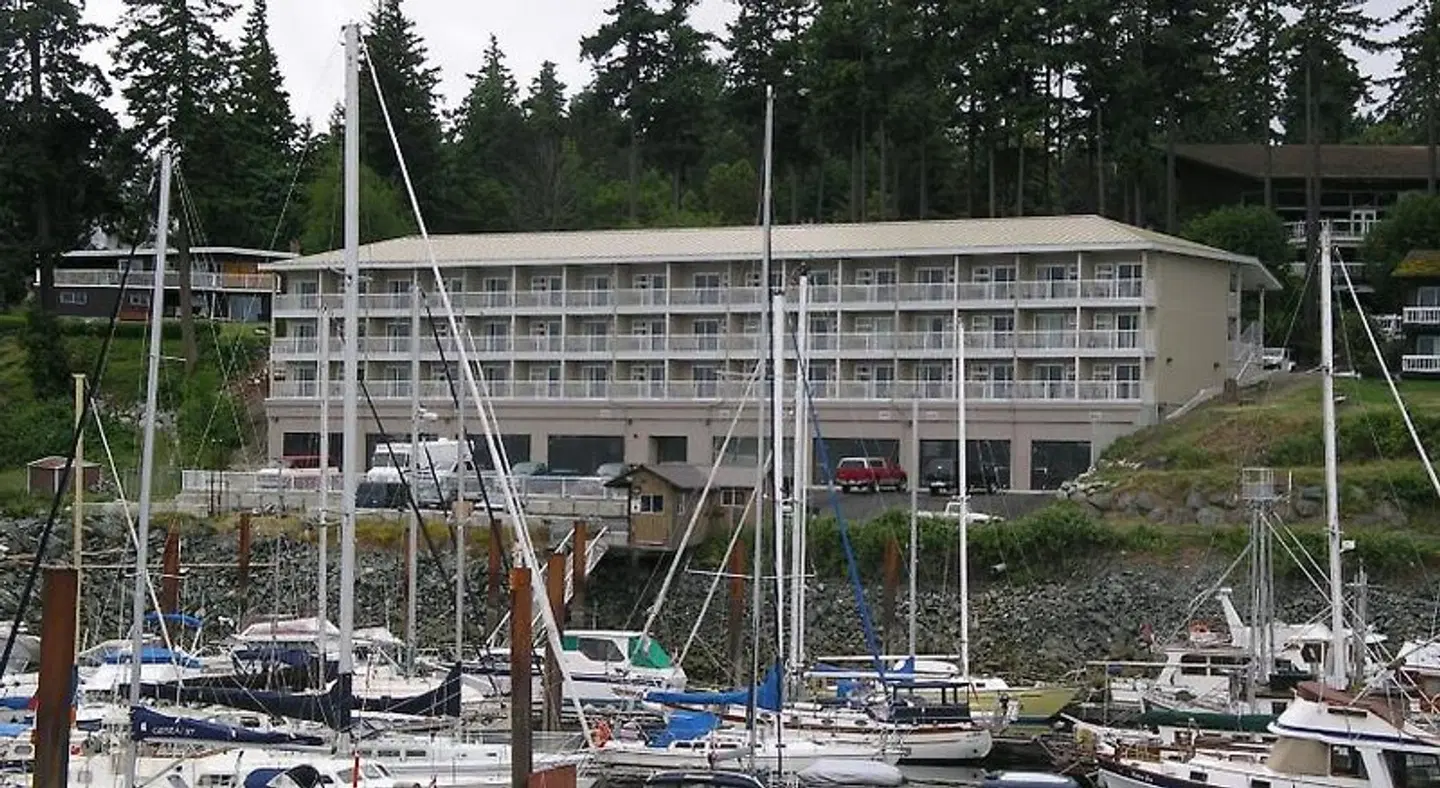 Beach Gardens Resort and Marina EXTERIOR