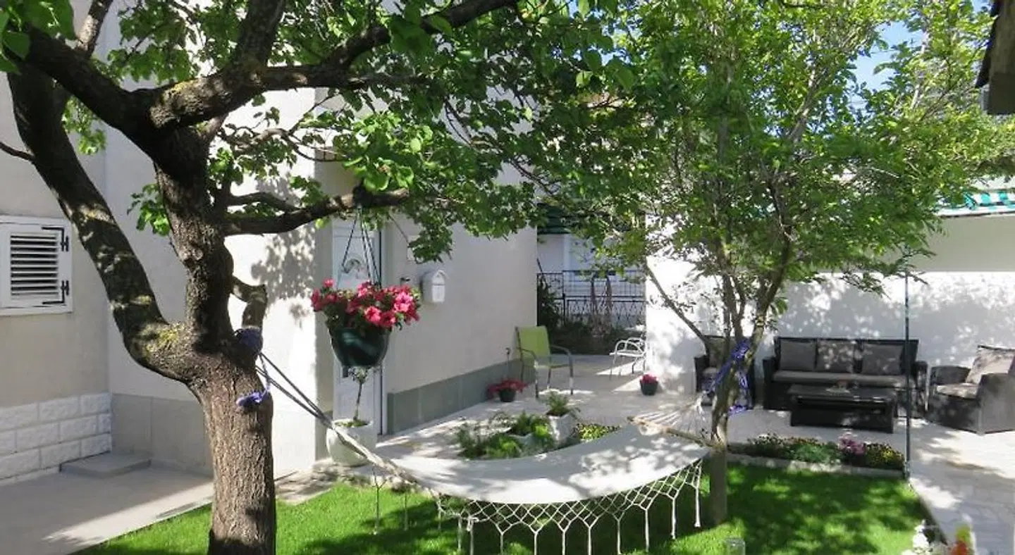 Apartments Bilopavlovi' Garten