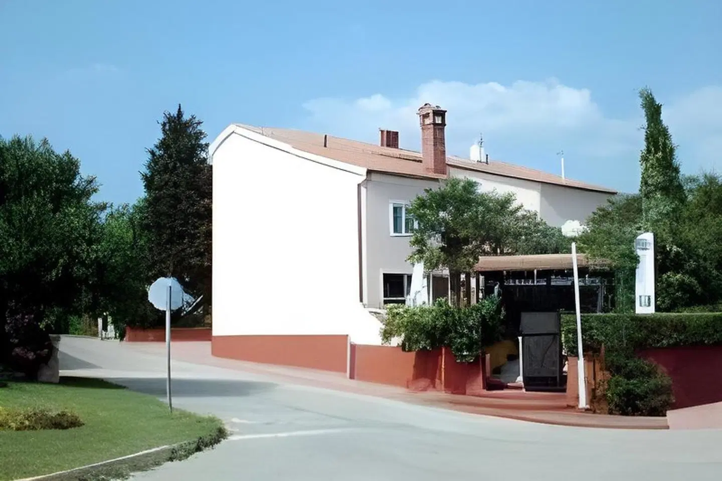 Makin EXTERIOR