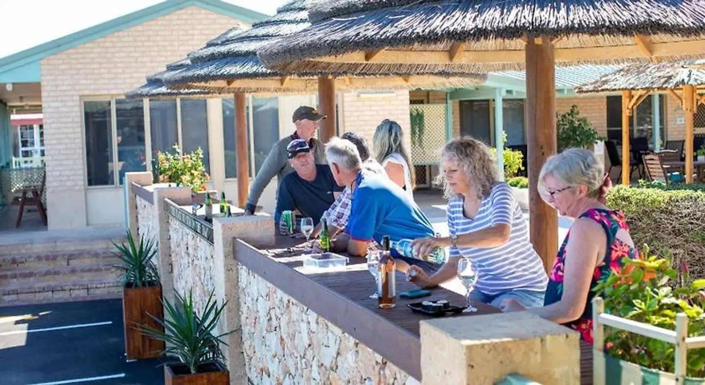 Tradewinds Seafront Apartments Terrasse