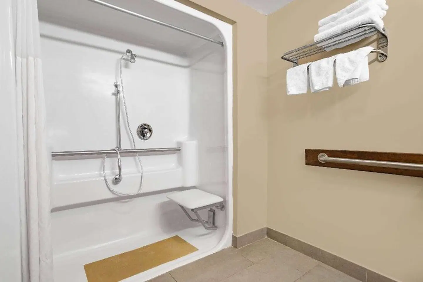 Ramada Hendersonville Badezimmer