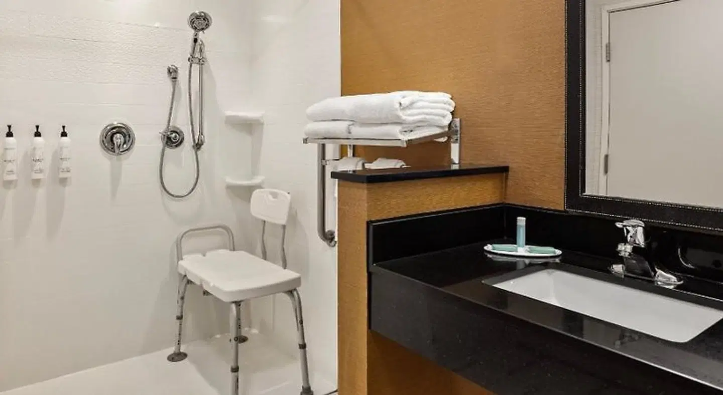 Fairfield by Marriott Inn & Suites Waterloo Cedar Falls Badezimmer
