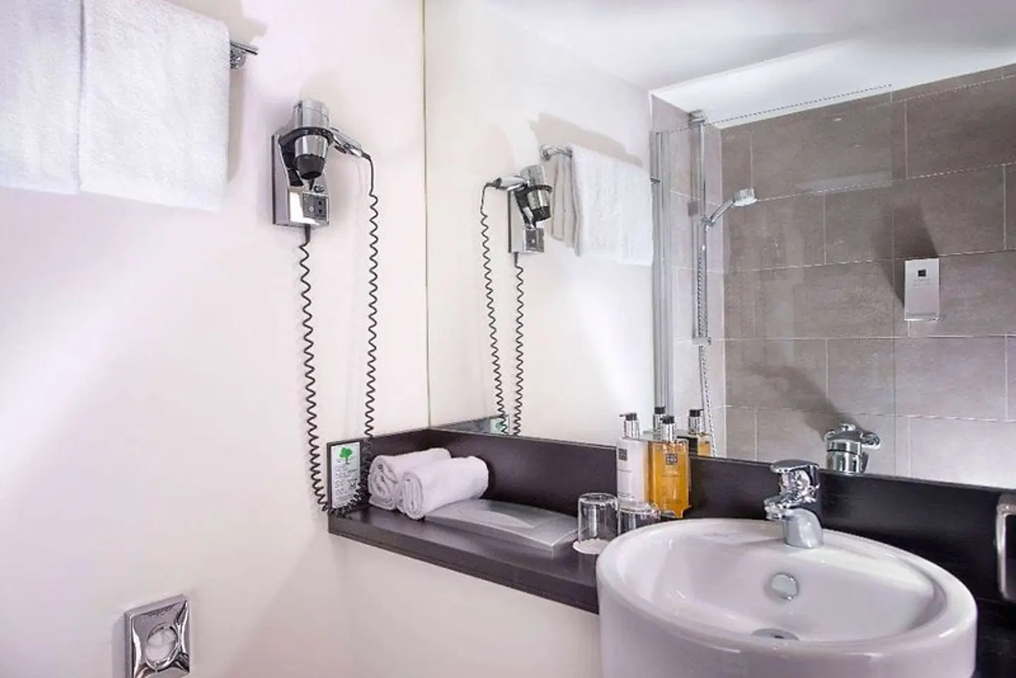 Wyndham Stuttgart Airport Messe Badezimmer