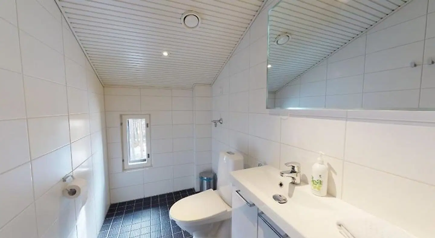 Sandy Kelt, Irish House Apartments Badezimmer