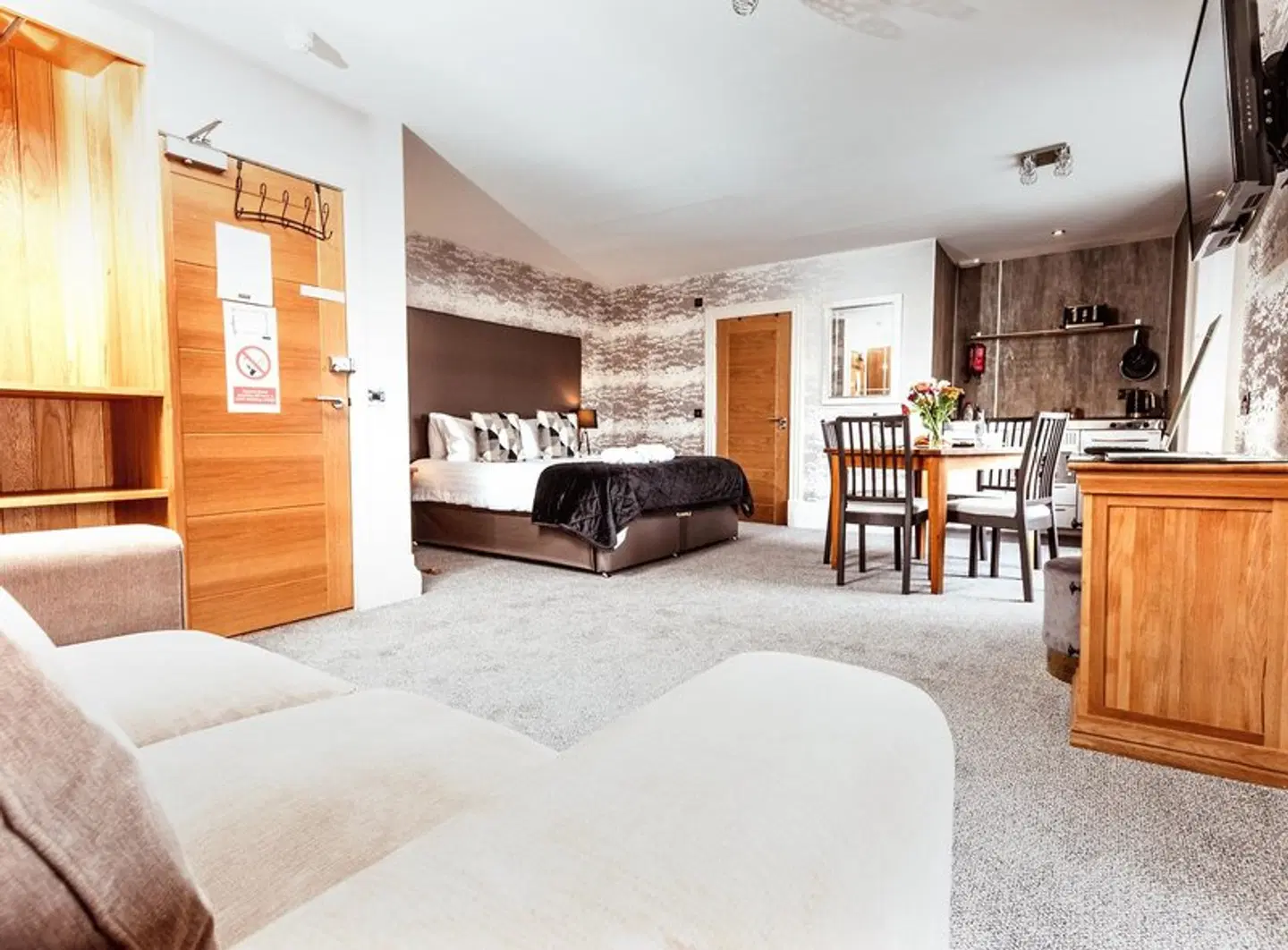 The Tower Gastro Pub & Apartments ROOM_EXAMPLE