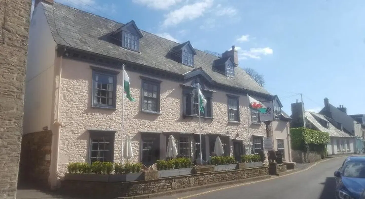Dragon Inn EXTERIOR