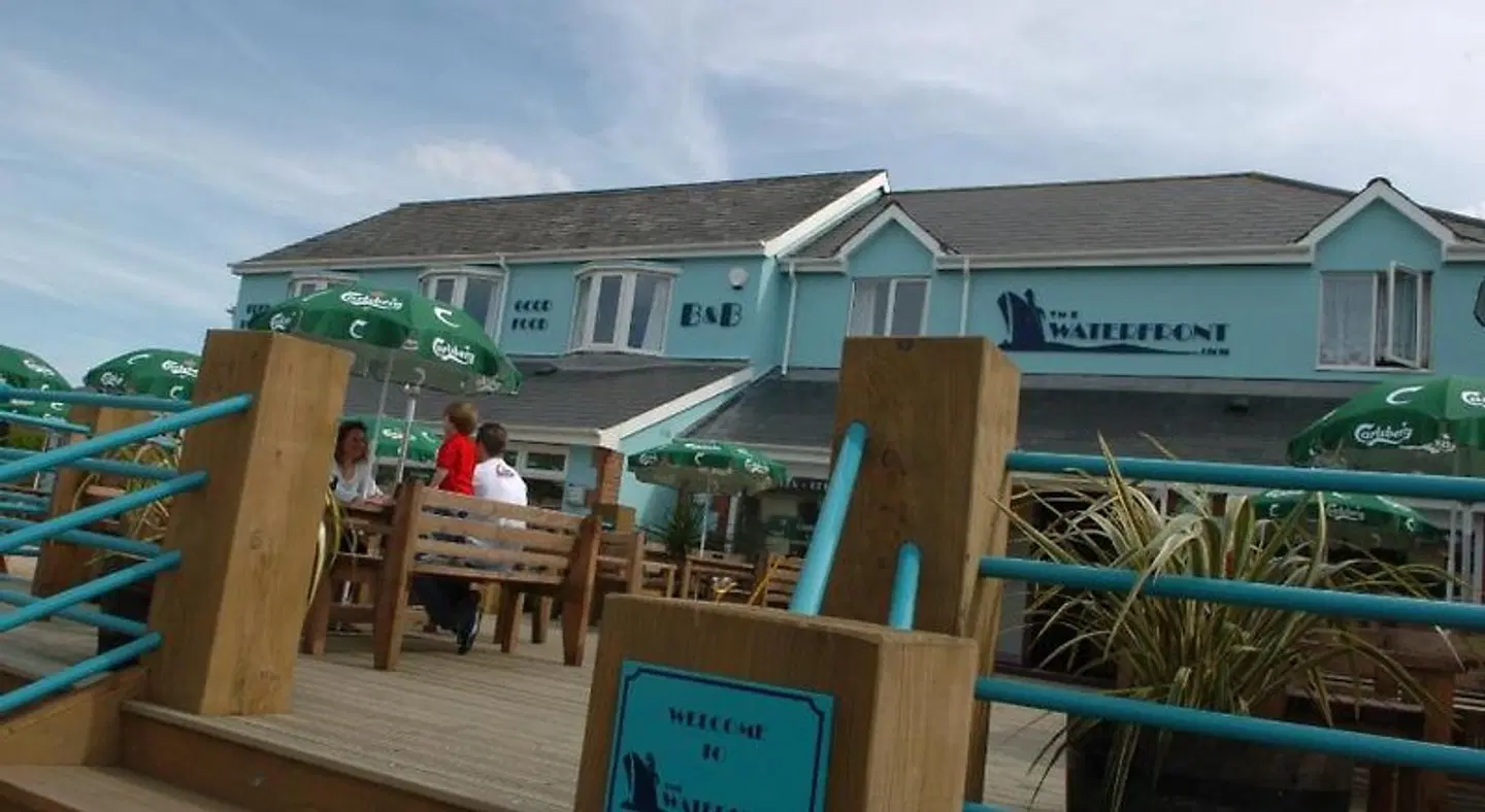 The Waterfront Inn EXTERIOR