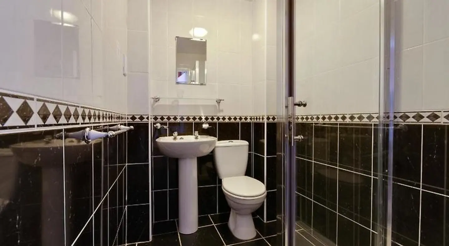 Lauriston & Lawton Court Hotel Badezimmer