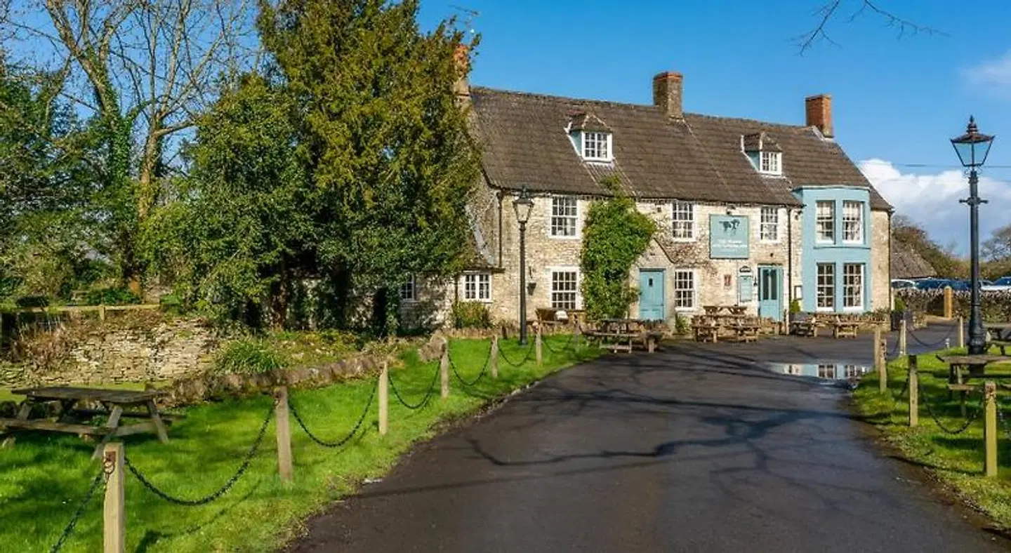 Horse And Groom Inn EXTERIOR