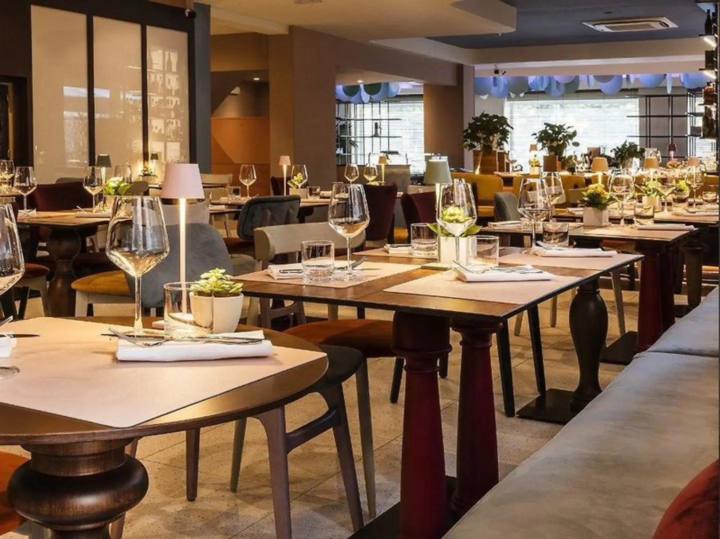 Adesso Hotel Restaurant