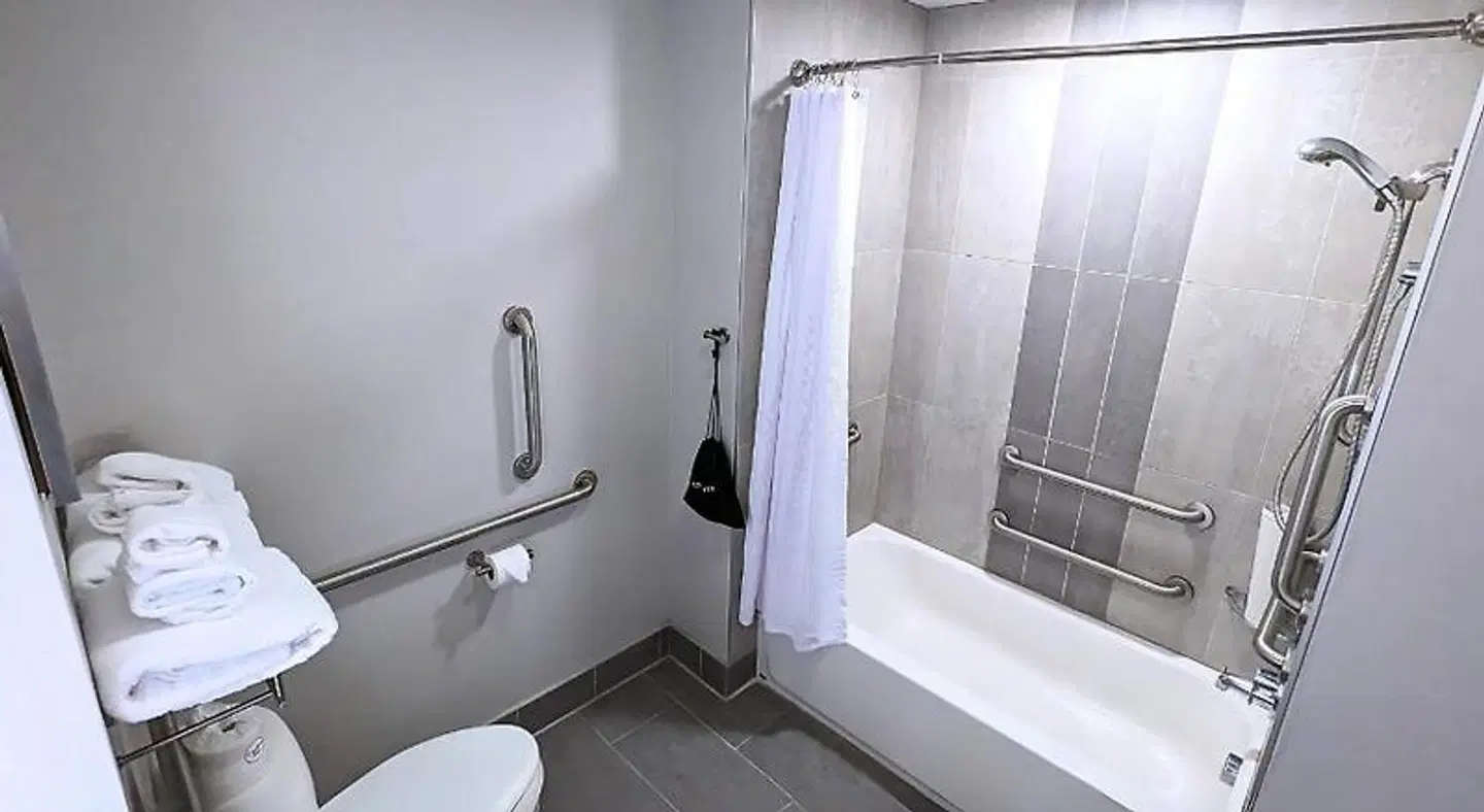 Best Western Premier Hotel at Fisher's Landing Badezimmer