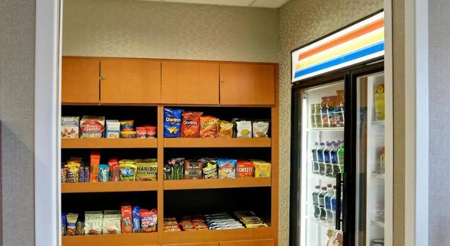 SpringHill Suites by Marriott Terre Haute Bar
