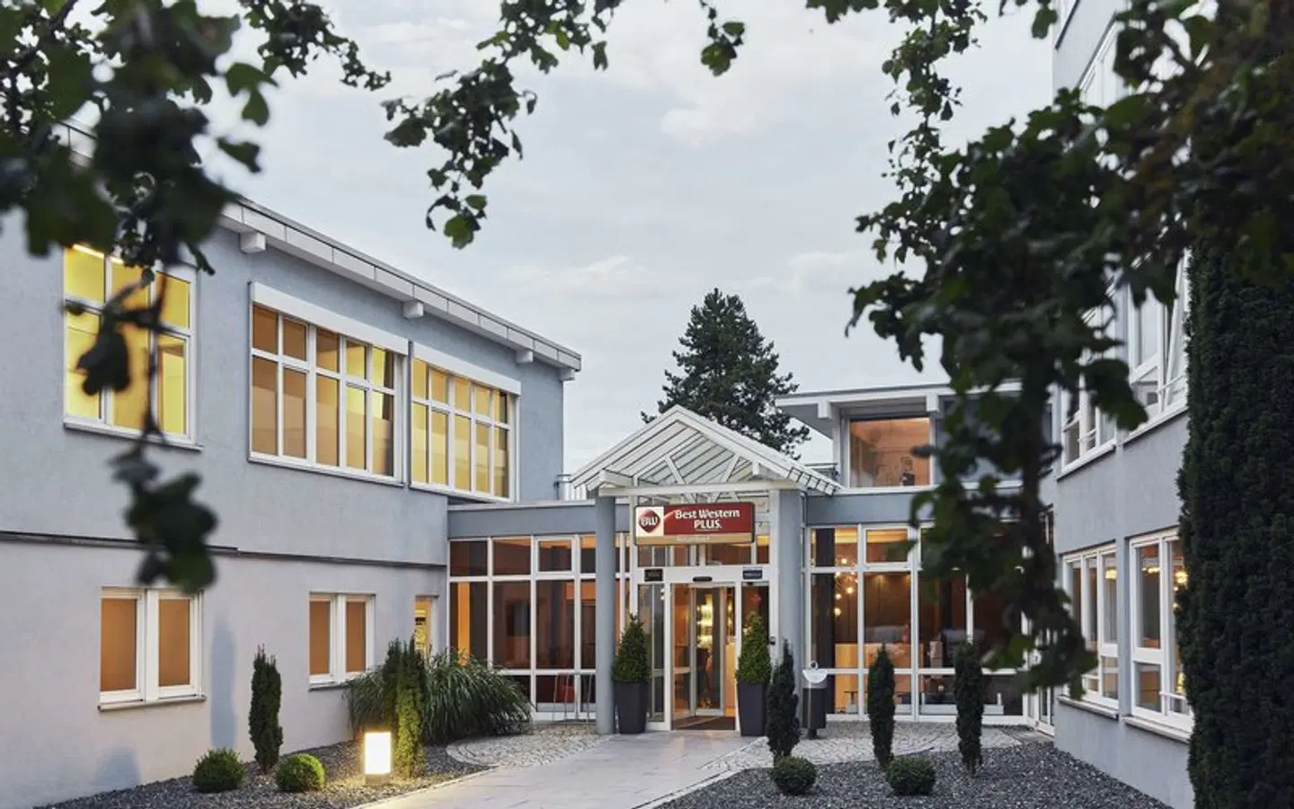 Scotty + Emily Hotel Ulm EXTERIOR