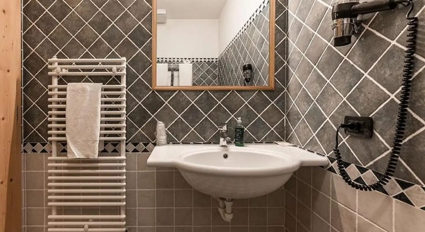 Sasso Rosso Badezimmer