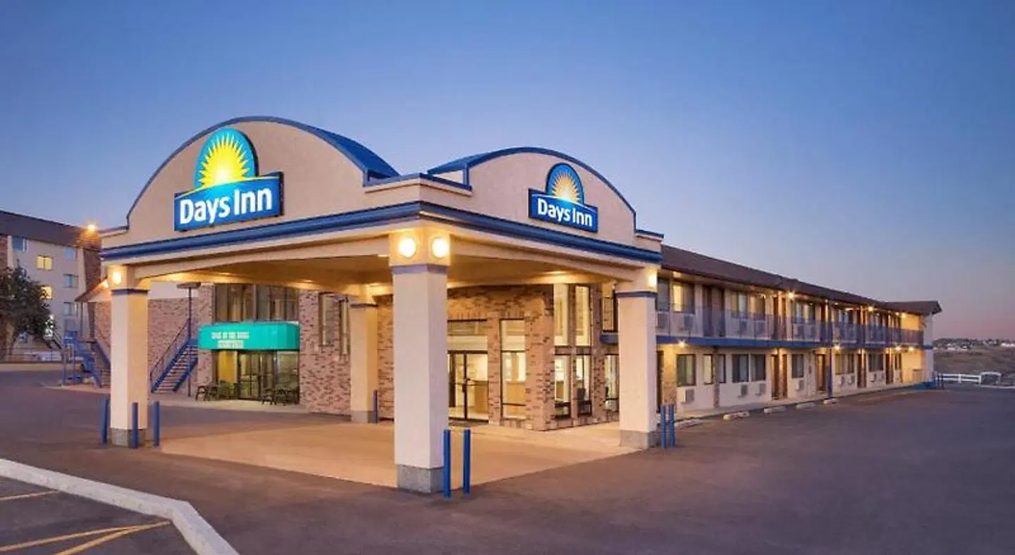 Days Inn by Wyndham Lethbridge EXTERIOR