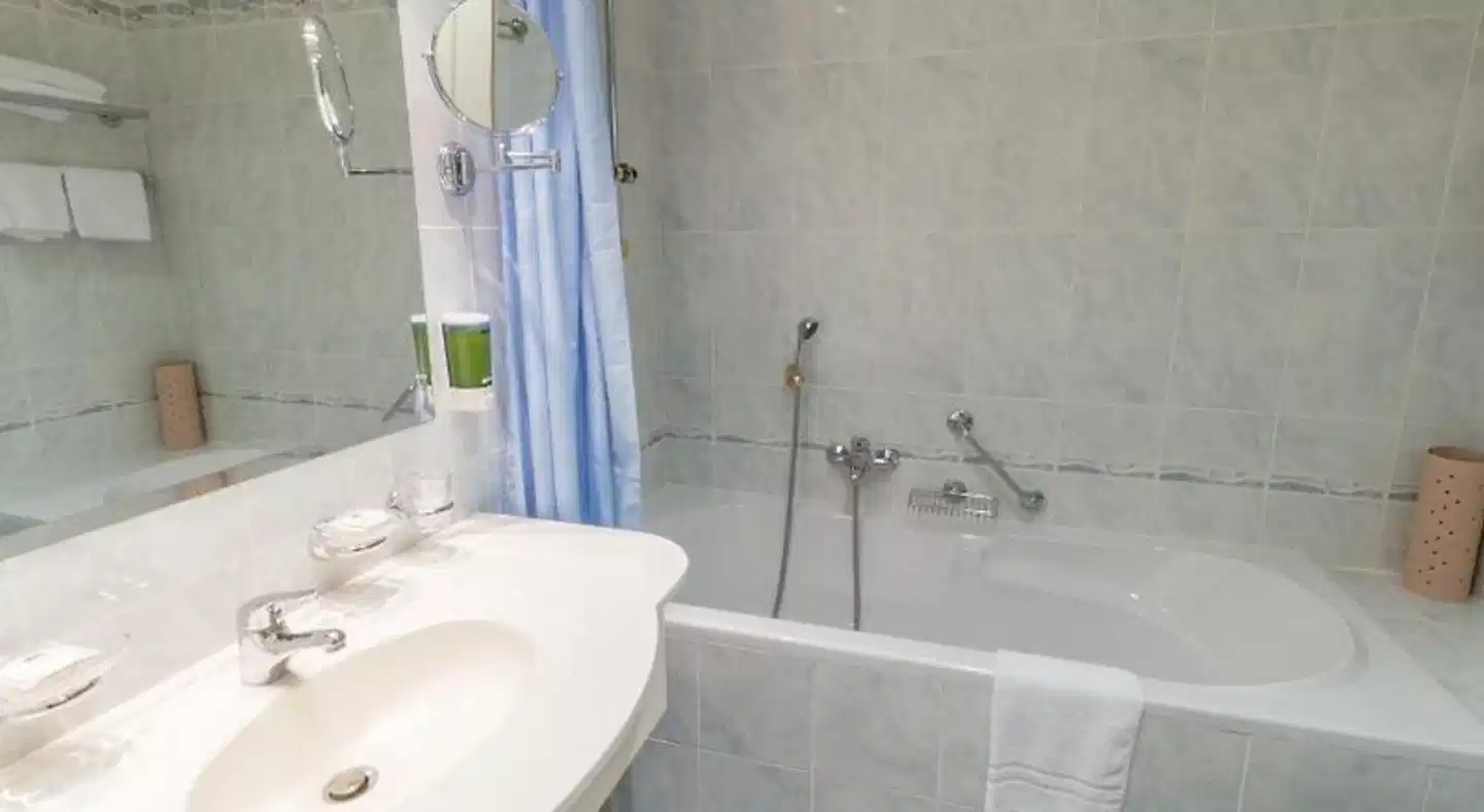 Ensana Pacifik Health Spa Hotel Badezimmer