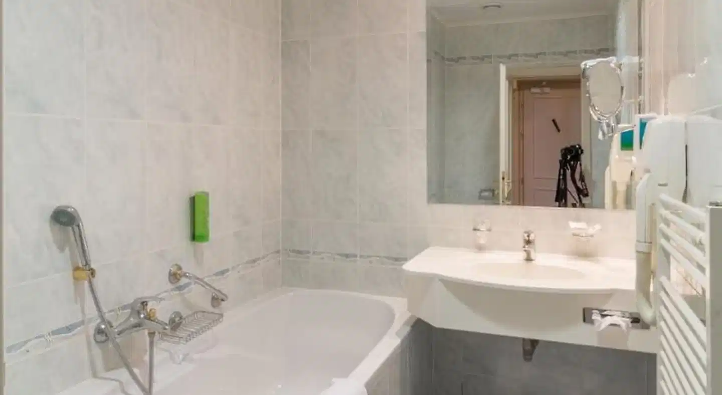 Ensana Pacifik Health Spa Hotel Badezimmer