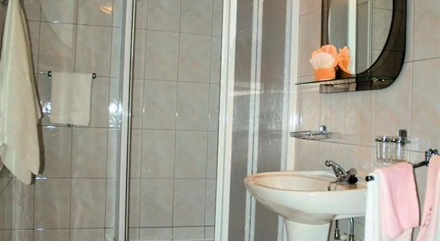 Egliu Slenis Badezimmer