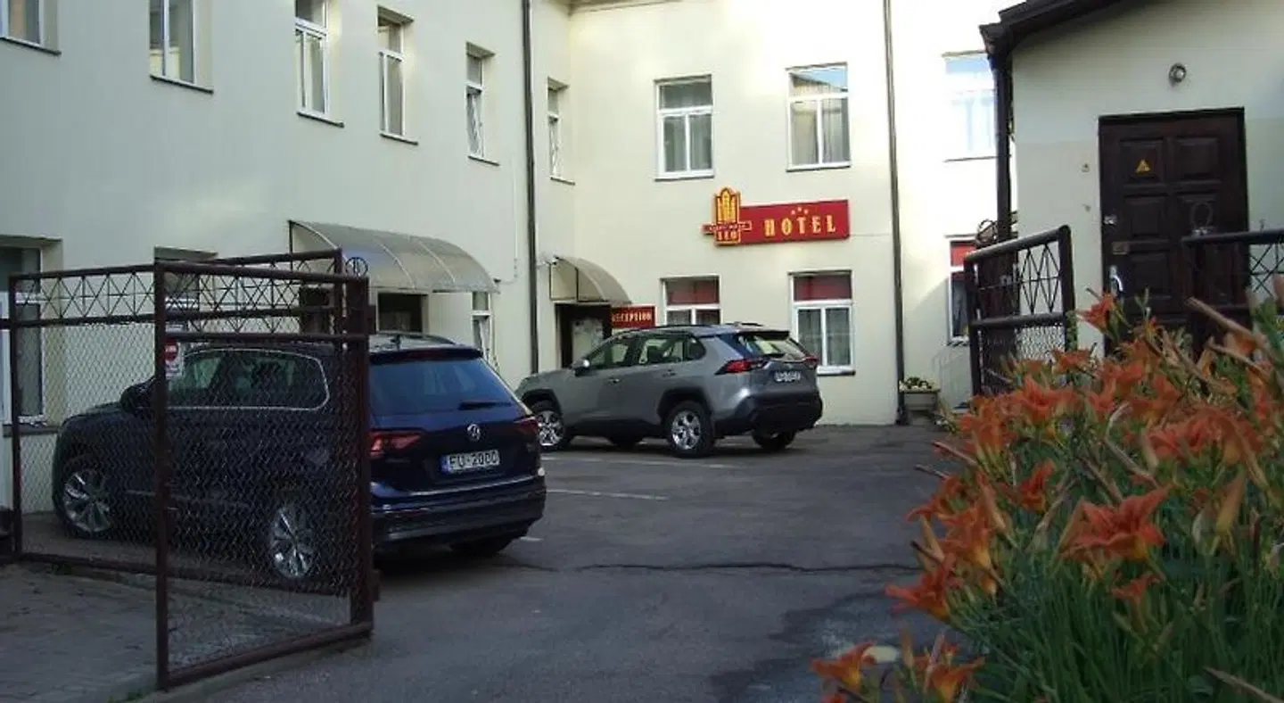 Leo EXTERIOR