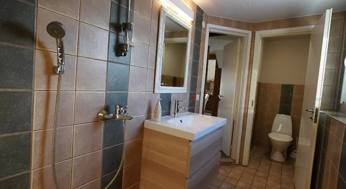Kutioru puhkekeskus Badezimmer