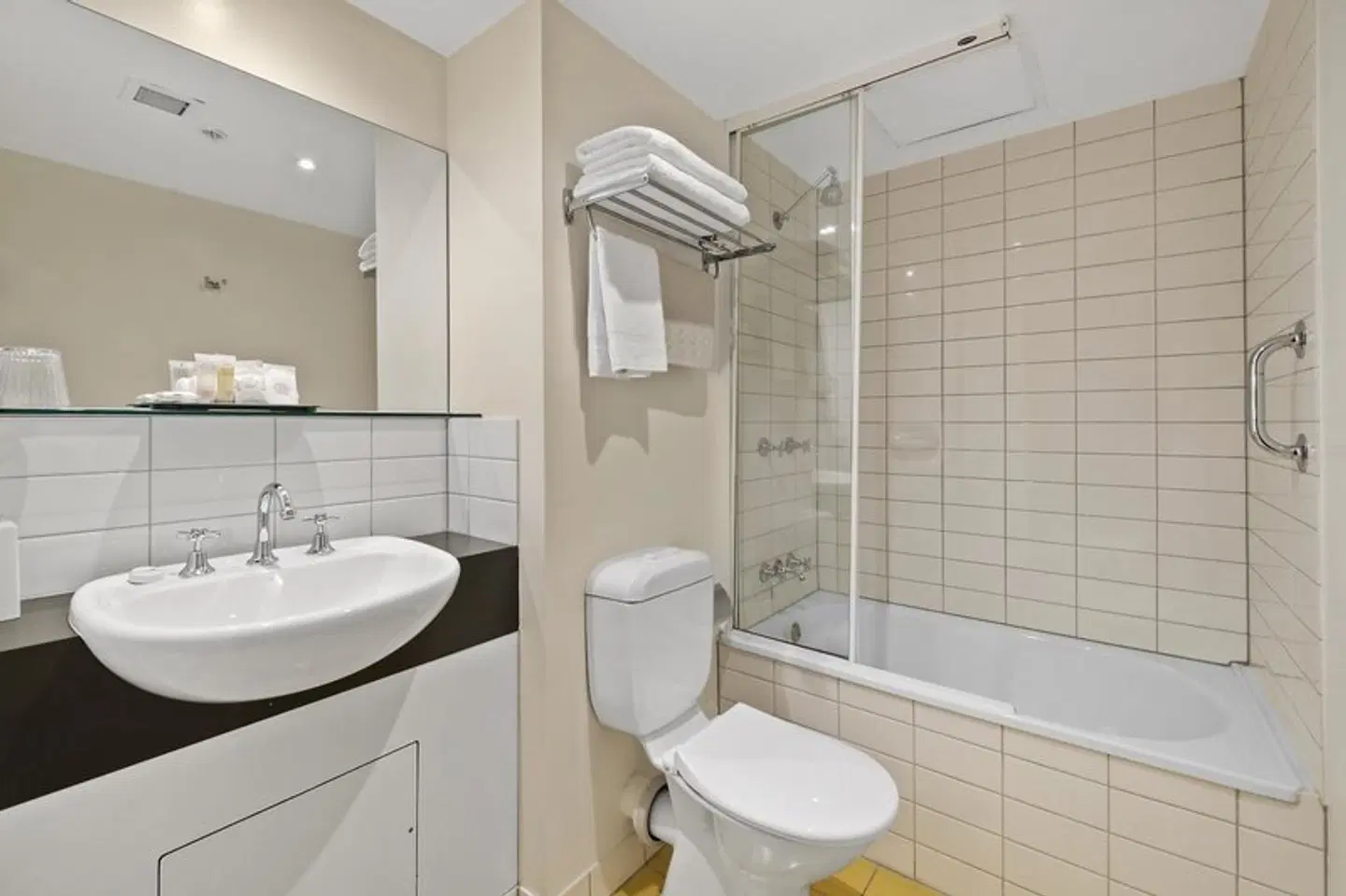 Melbourne Hotel CBD Badezimmer