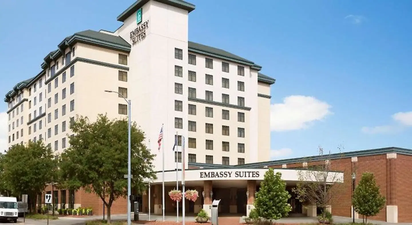 Embassy Suites by Hilton Lincoln EXTERIOR