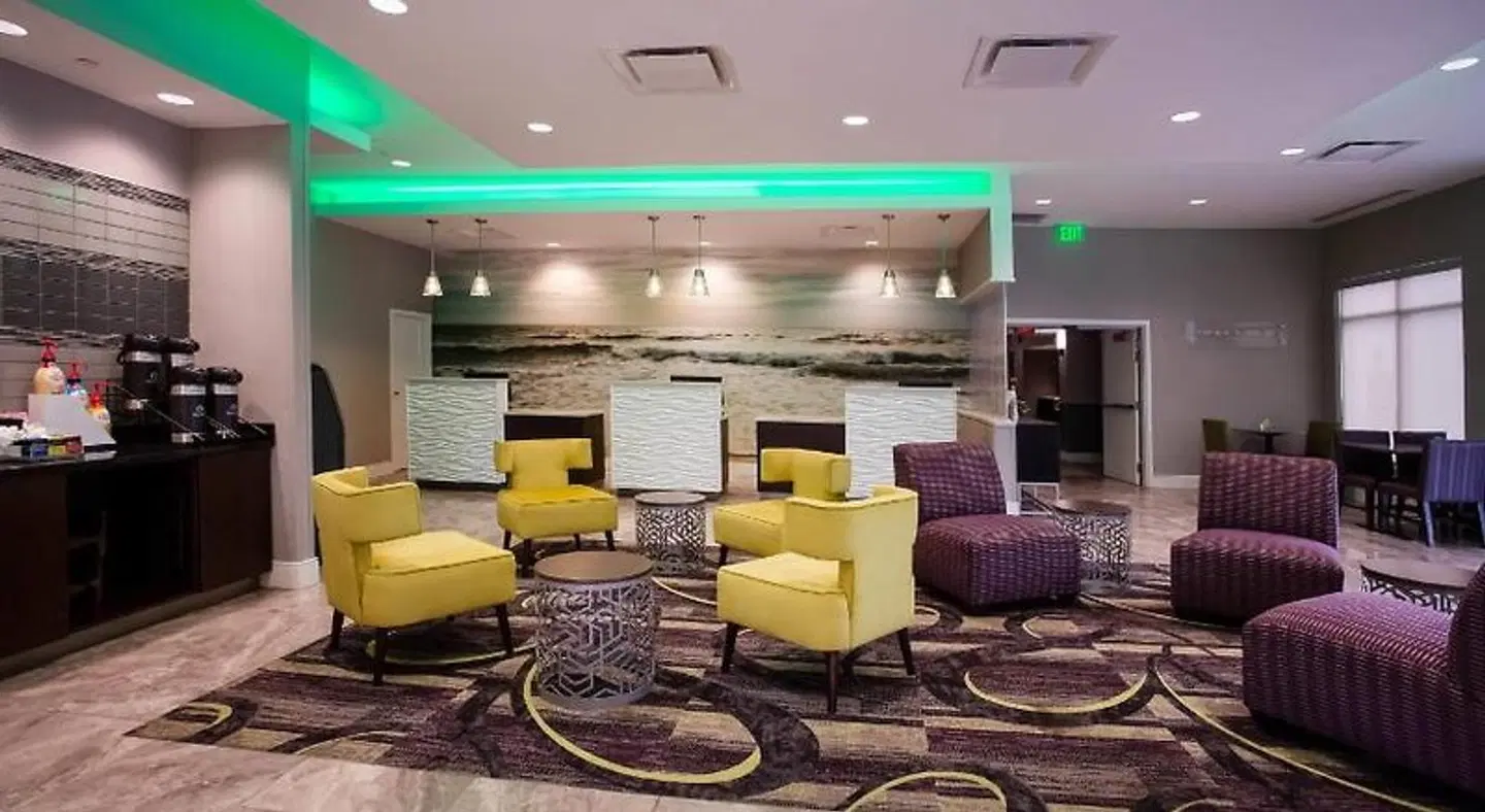La Quinta Inn & Suites Virginia Beach LOUNGE_LOBBY