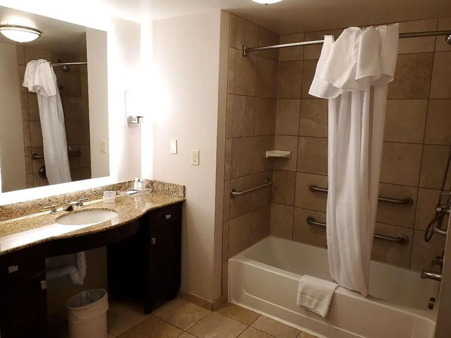 Homewood Suites by Hilton Phoenix Chandler Fashion Center Badezimmer