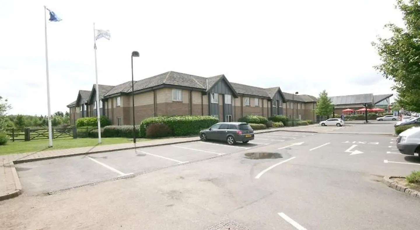 Days Inn by Wyndham Peterborough EXTERIOR