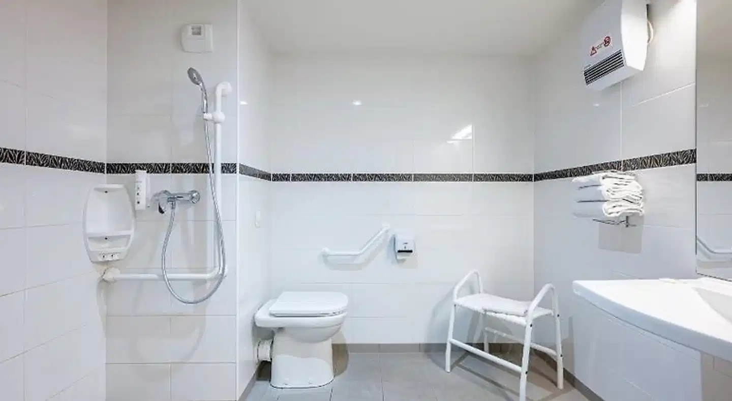 ACE Hôtel Poitiers Badezimmer
