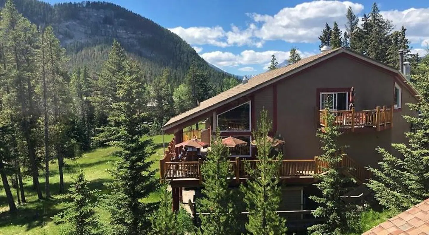 HI-Banff Alpine Centre EXTERIOR