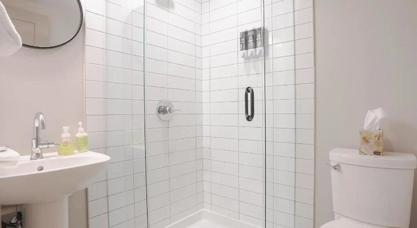 Basecamp Suites Banff Badezimmer