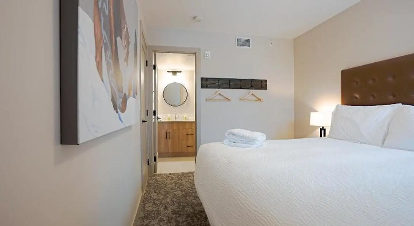 Basecamp Suites Banff Badezimmer