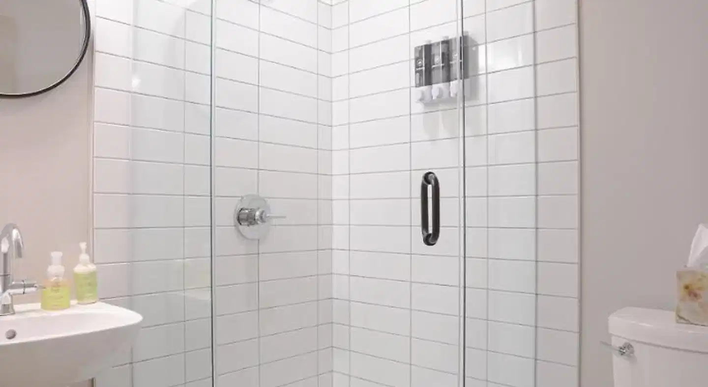 Basecamp Suites Banff Badezimmer