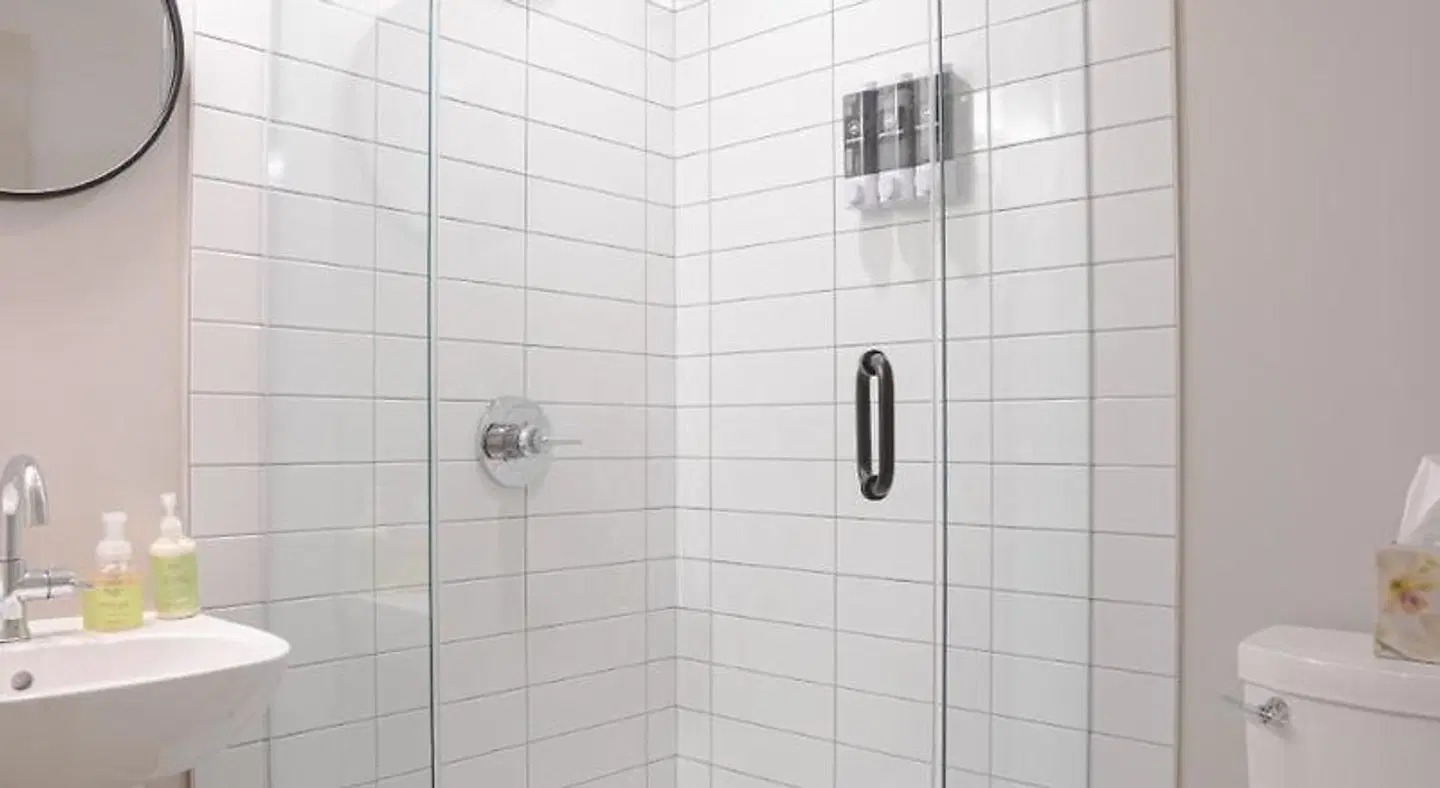 Basecamp Suites Banff Badezimmer