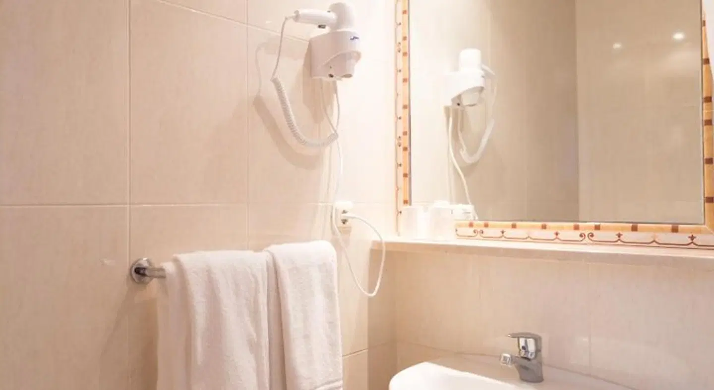 Hotel Mediterráneo Badezimmer