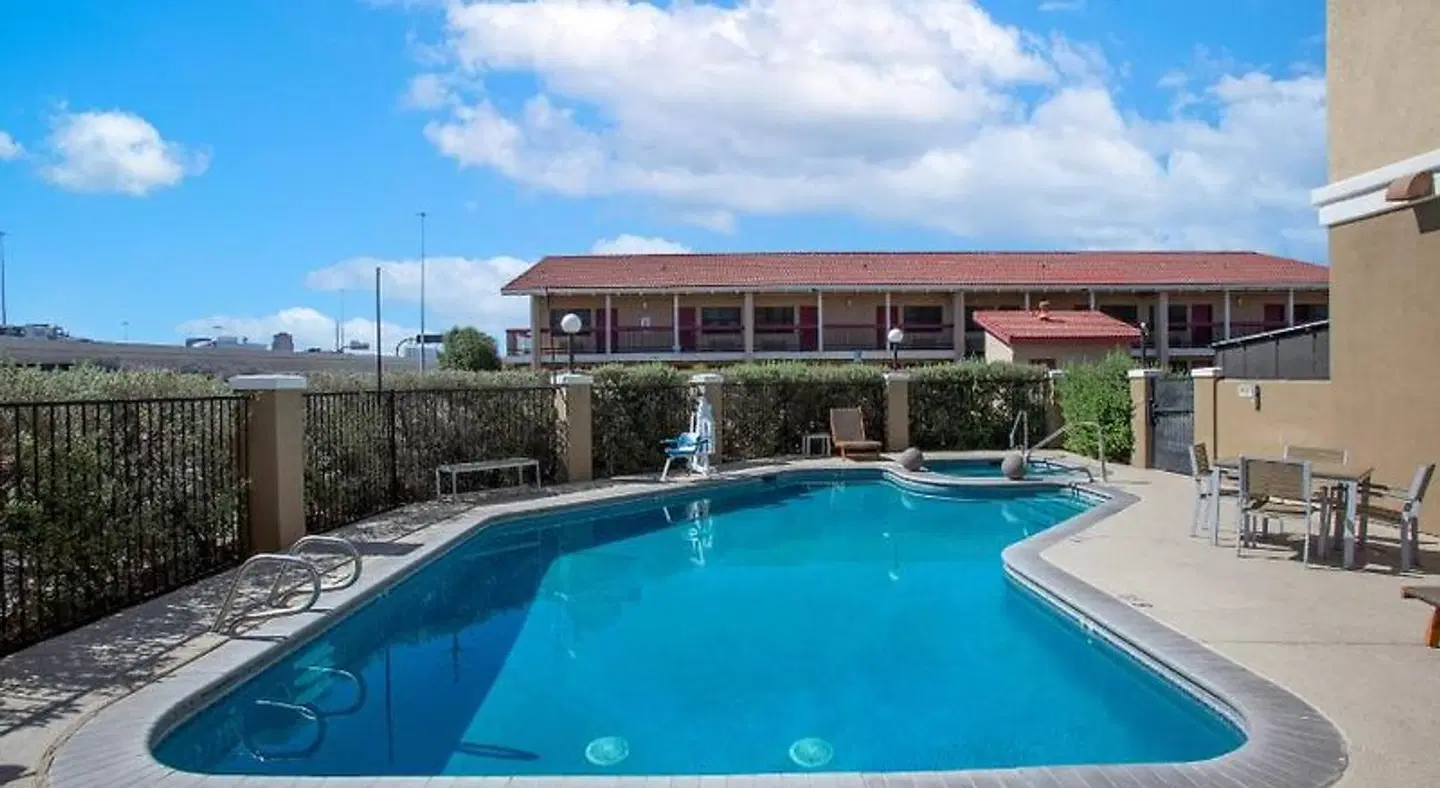 Country Inn & Suites by Radisson, Tucson City Center, AZ OUTDOOR_POOL