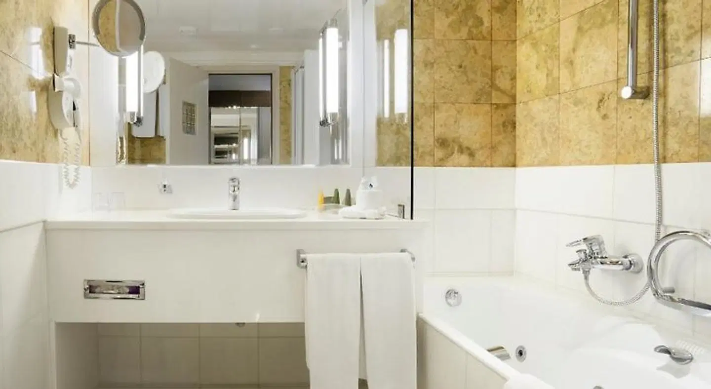 Holiday Inn Athens - Attica Av, Airport W Badezimmer