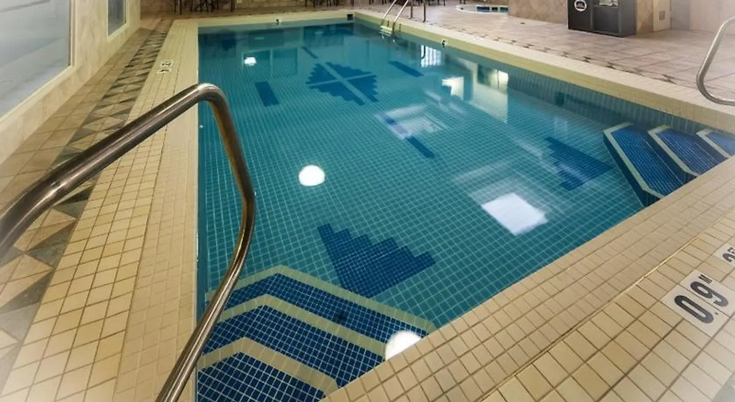 Best Western Airport Inn Hallenbad