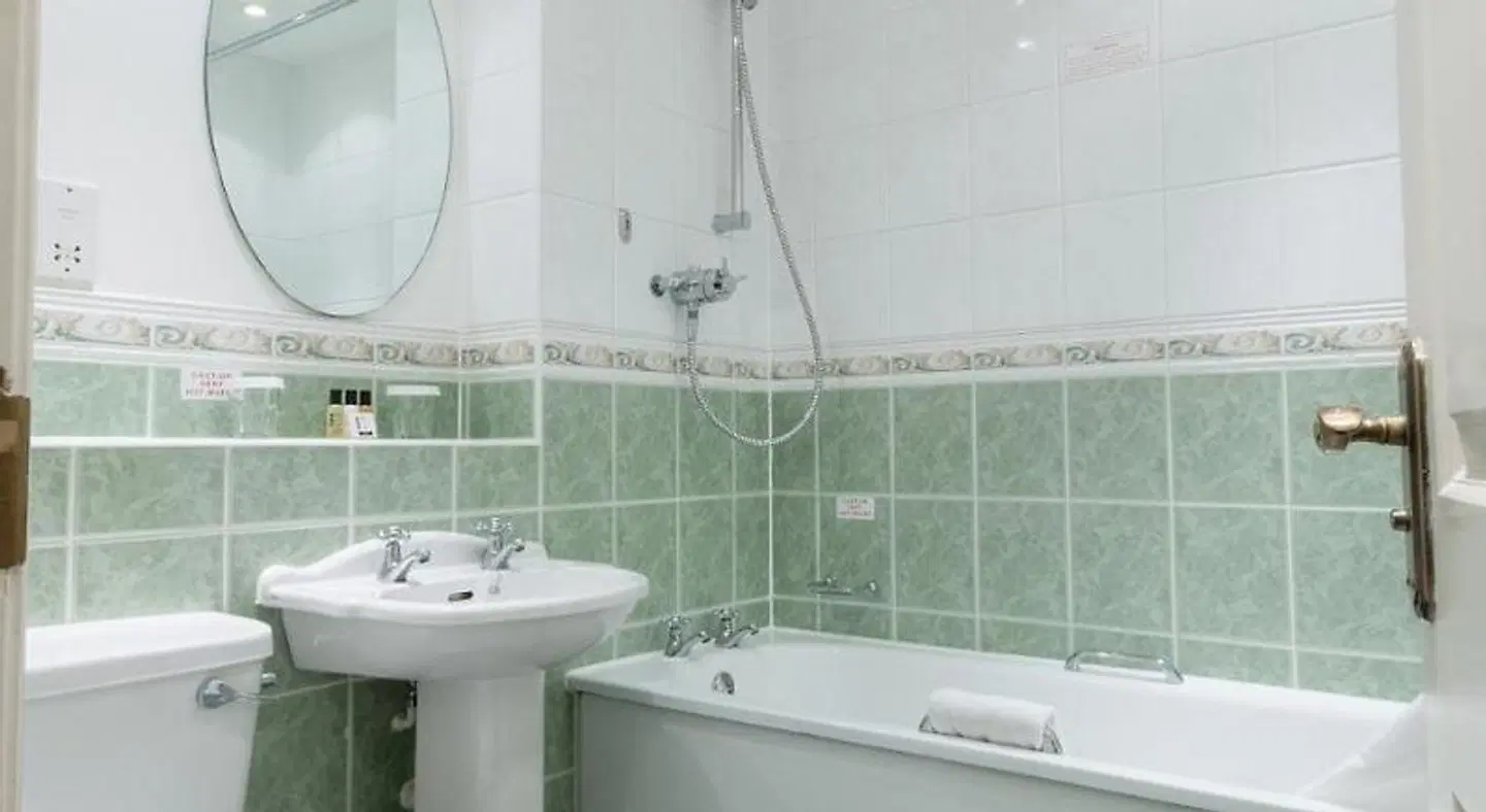 De Vere Tortworth Court Badezimmer