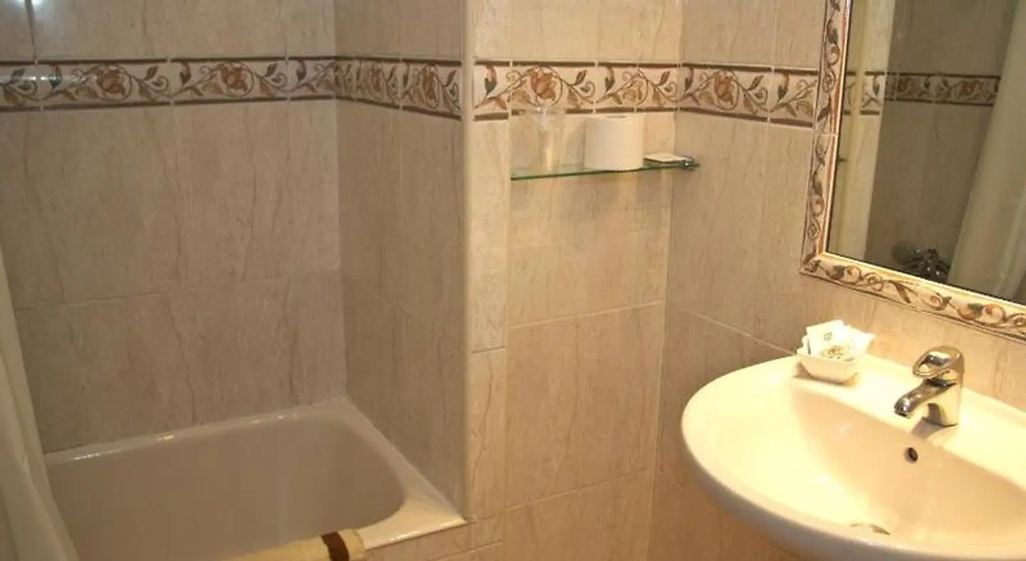 Hostal Los Alpes Badezimmer