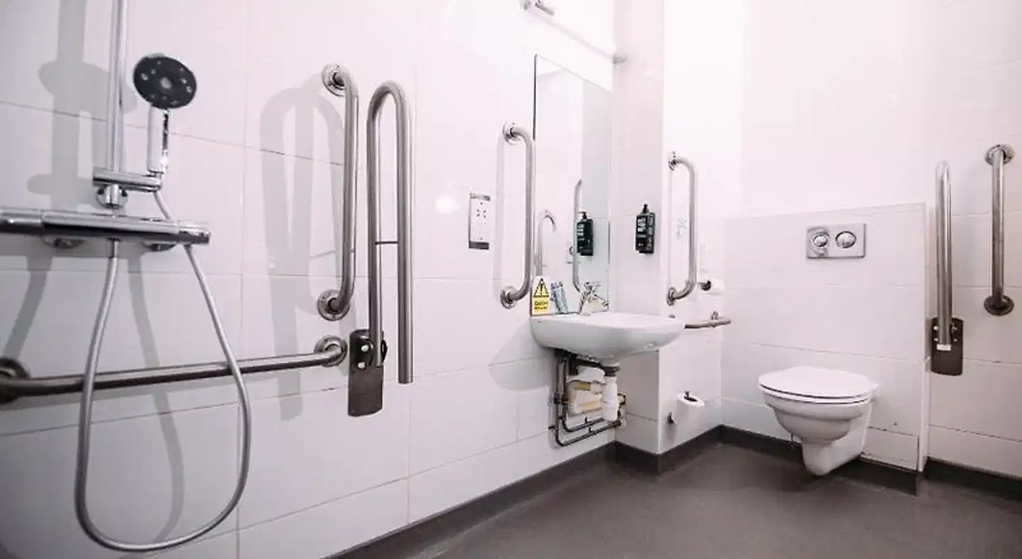 ibis Belfast City Centre Badezimmer