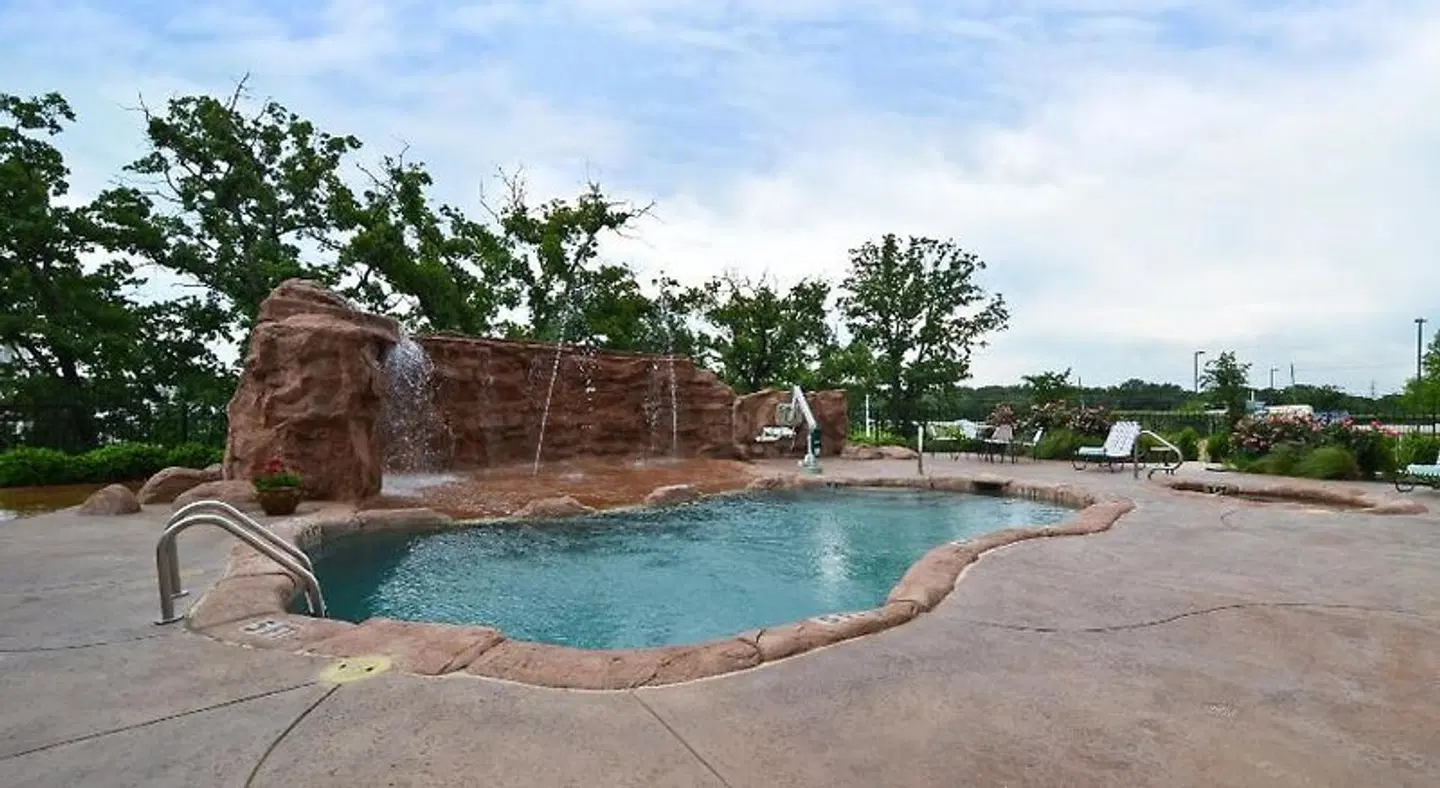 Best Western Premier Crown Chase Inn & Suites OUTDOOR_POOL