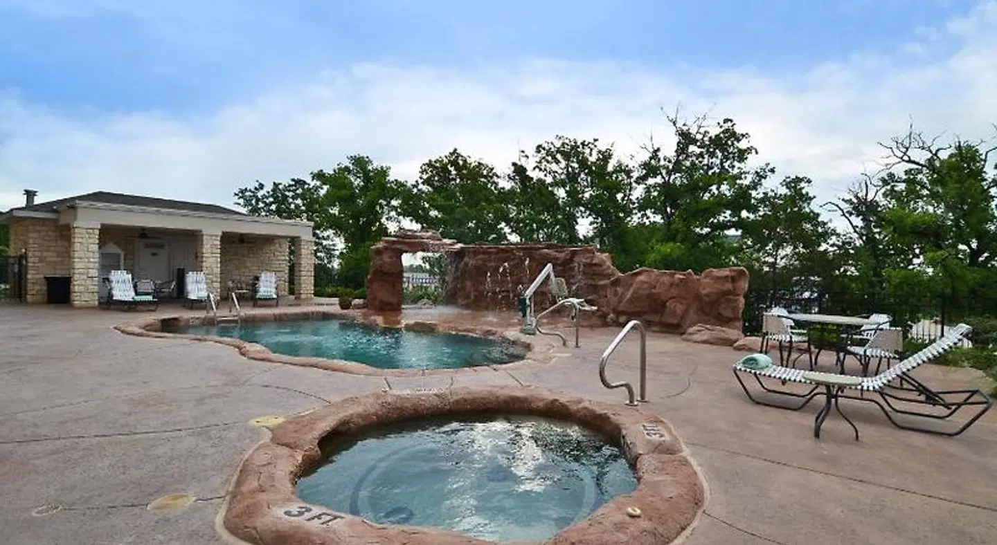Best Western Premier Crown Chase Inn & Suites OUTDOOR_POOL