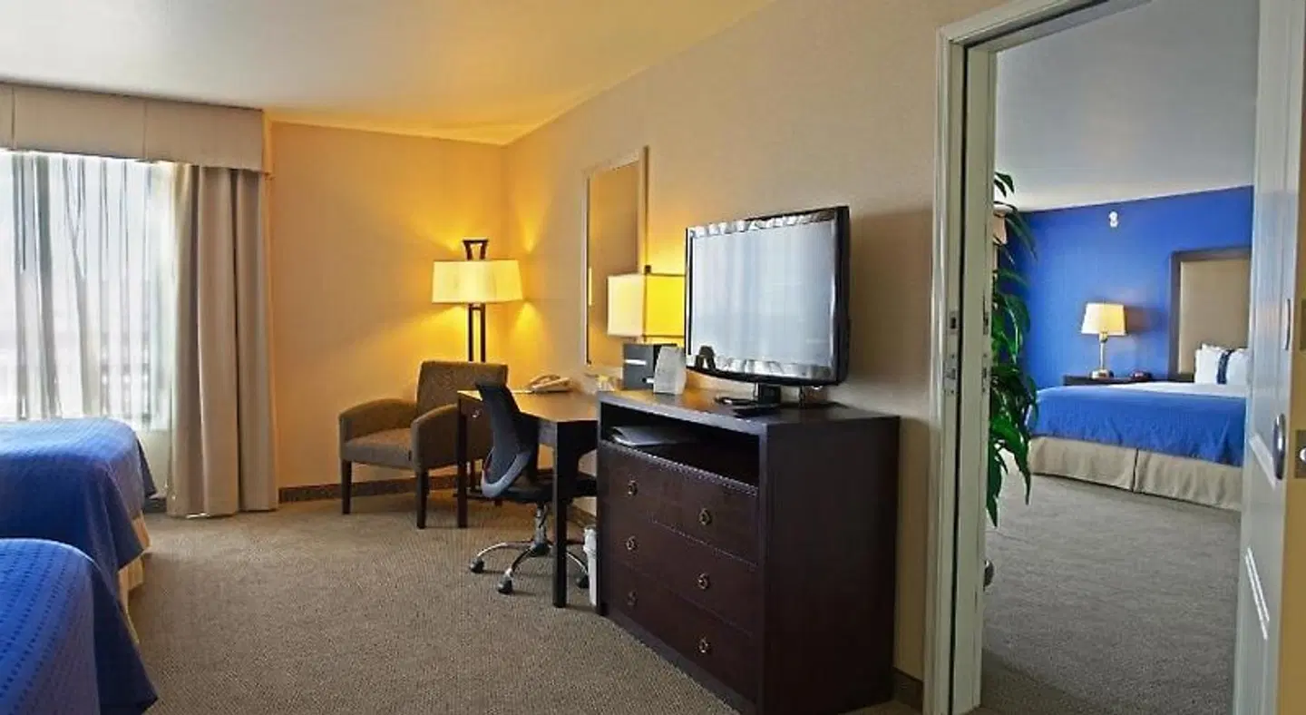 Holiday Inn & Suites Phoenix Airport ROOM_EXAMPLE