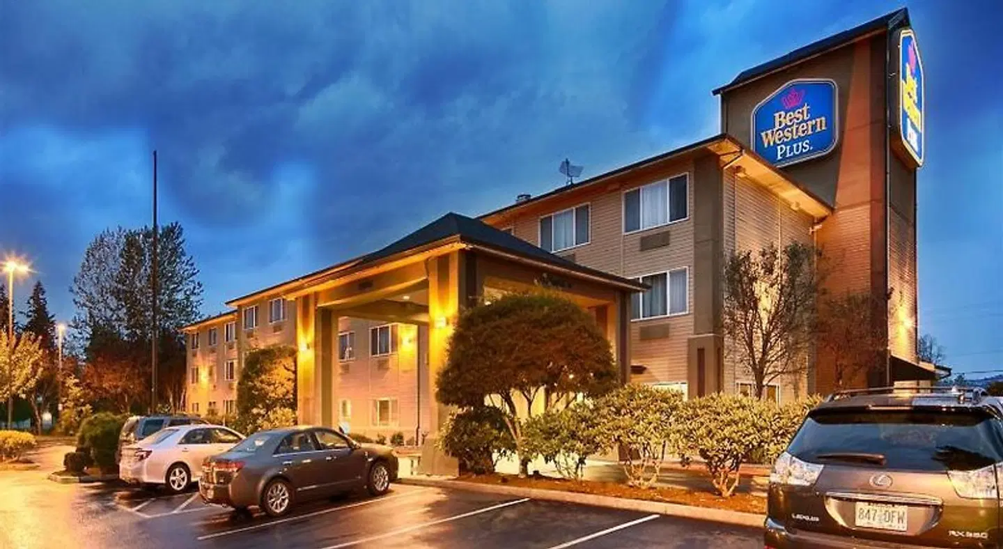 Best Western Plus Cascade Inn & Suites EXTERIOR