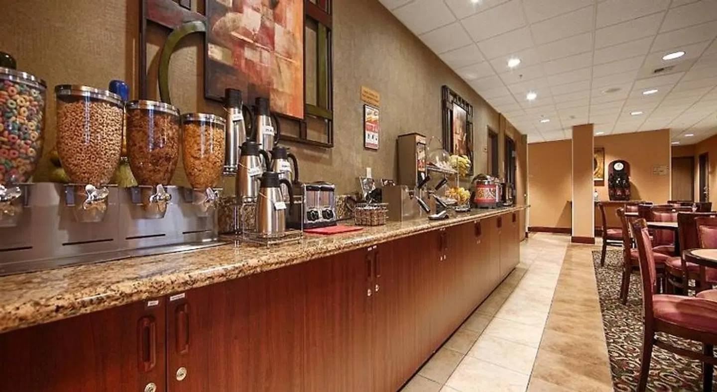 Best Western Plus Cascade Inn & Suites Bar