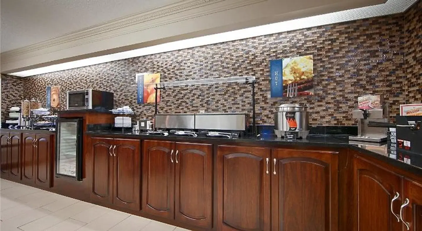 Best Western Inn & Suites of Macon Bar